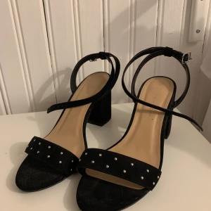 Klackskor st 37  - Ett par klackskor från new look. Använda bara ett fåtal gånger. St 37. Bekväma och lätta att gå i. 