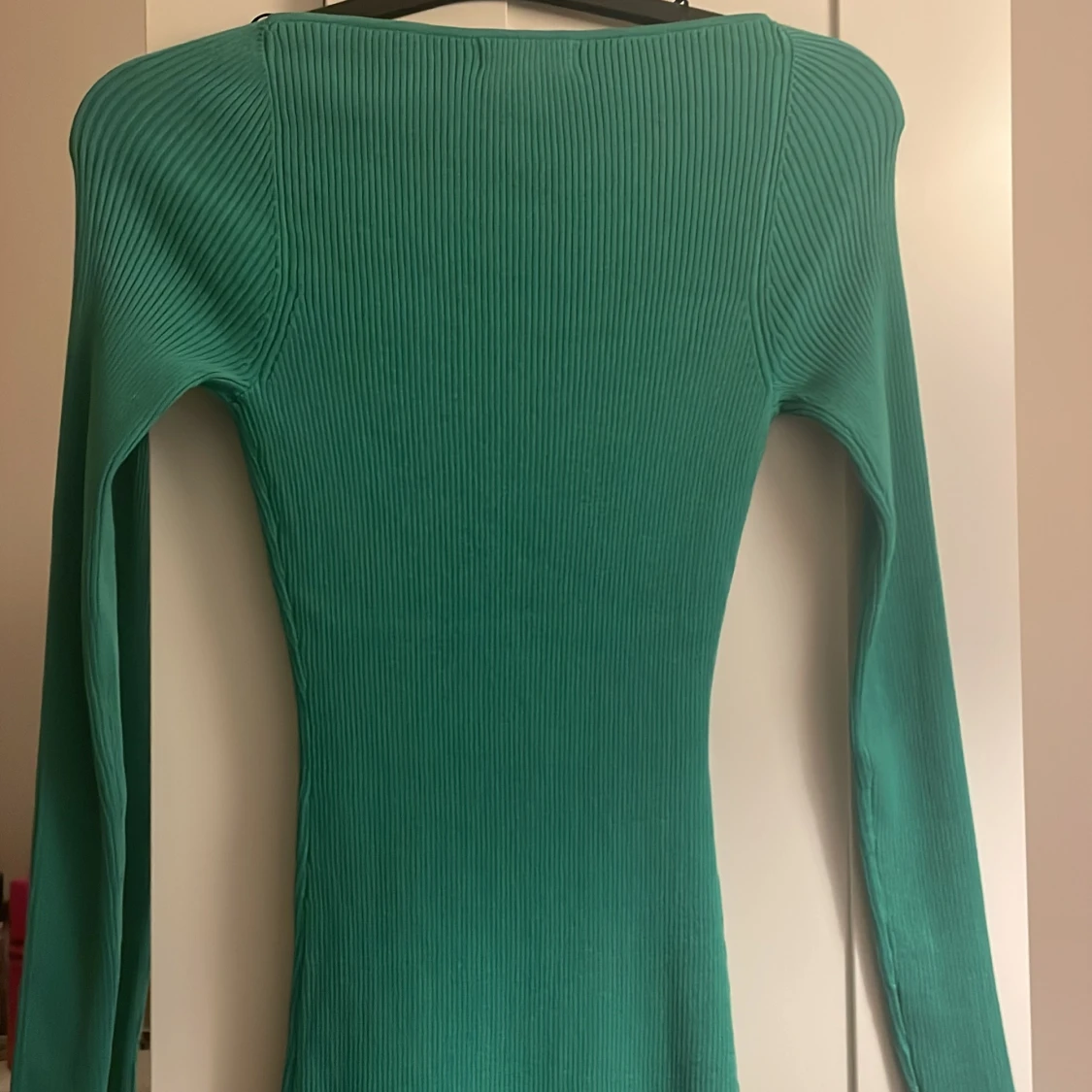 Säljer en helt ny grön stickad klänning med etikett på som jag köpt på hm men aldrig andväns. - 90