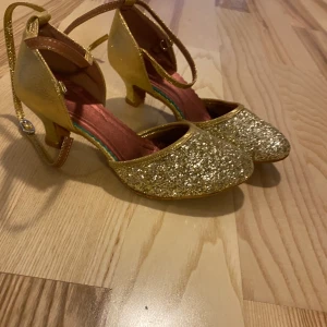 Pumps strl 38 - Glittriga/guld. Aldrig använda. Kolla gärna in mina andra annonser för samfrakt!