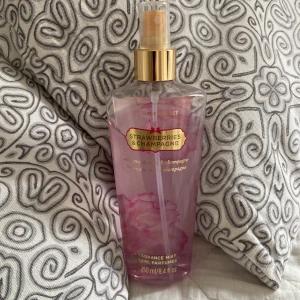 victoria secret parfym - knappt använd