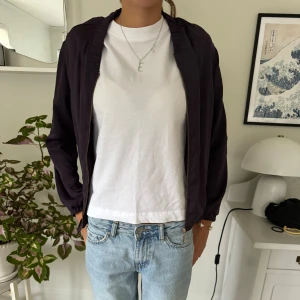 Tunn jacka  - Tunn jacka i en väldigt fin färg 