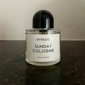 Byredo - Sunday Cologne  - 100 ml parfym från Byredo. Nypris 2560 kr. Bara test sprayat några gånger men annars är den helt ny! Skriv för prisförslag så kan vi diskutera💗  Top: Bergamot, Cardamom, Star Anise Heart: Incense, Geranium, Lavender Base: Moss, Patchouli, Vetiver