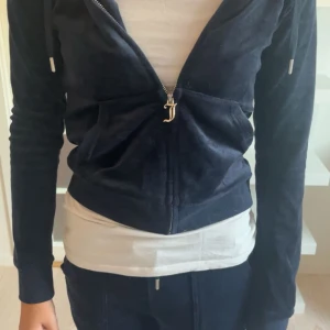 Marinblå juicy tröja - Fin nästan oanvänd juicy tröja. Säljer pga den inte kommer till användning. Superbra skick