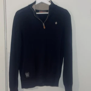 Morris half zip  - Säljer nu denna Morris half zip eftersom jag inte använder den. Den är i fint skick och har använt den försiktigt. Storleken är M men sitter mer som en s. 