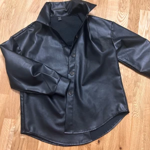 Svart läder jacka - Älskar denna, men har blivit liten tyvärr. Skönt att ha nu till hösten eller senare till våren.