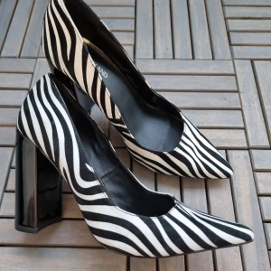 River Island klaradeskor  - Superfina högklackade skor från River Island.  Används ett par gånger  bra sick. Storlek: 39 