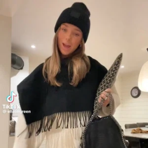 By Malene Birger halsduk - Helt ny aldrig använd! Fick den i julklapp Men kom aldrig till användning. Köpt för 1400kr säljer för 1000😌
