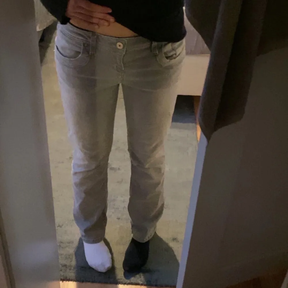 Säljer dessa sjukt snygga jeans.  Säljer pågrund av jag har tröttnat på de och använder de sällan.  Riktiga storlek är w29 l30 men har sytt om så de passar som 36. Det syns inte att jag har sytt om de. Innerbenet är 72cm och midjan 40. Jeans & Byxor.