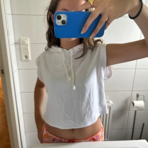 Sportig hoodie - Croppad tröja med luva som aldrig har använts. Perfekt till gymmet!! Hör av er vid frågor 💗