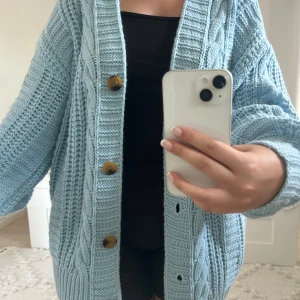 Stickad kofta  - En jätte mysig ljusblå stickad kofta. Jag har aldrig använd den då jag har råkat beställa 2 av samma.