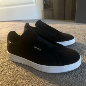 Arigato skor  - Nya Axel Arigato No Laces skor i storlek 41/42. Skick: 9/10 - använda 3 gånger endast på torrt underlag. Vid snabb affär kan pris diskuteras. Inköpspris: 2800kr, köpta för 2 veckor sen.