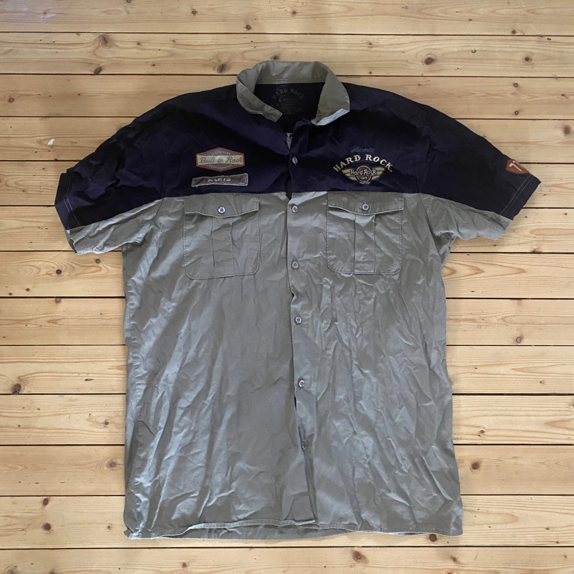 Grå och svart kortärmad skjorta från Hard Rock Guitar Company - 90
