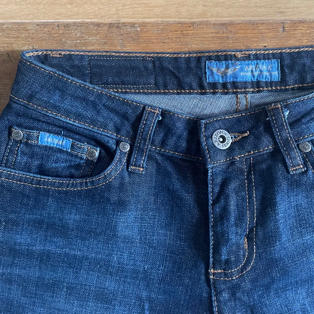 Jättesnygga Bootcut lågmidjade jeans från vintagemärket ”arizona”. De har snygga knappar på fickorna och är långa i benen. Midjemåttet är 35/37 cm och innerbenslängden är 83 cm💞 Inga defekter och är relativt oanvända, skriv för prisförslag . Jeans & Byxor.