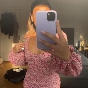 Blommig klänning - Rosa blommig klänning i väldigt bra skick.