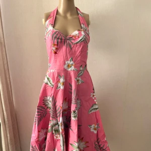 Rosa hell Bunny vixen vintage klänning tiki Hawaii Rockabilly, 50-tal, 60-tal, retro - Inget att anmärka på
