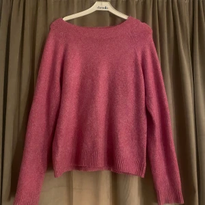 Stickad rosa tröja  - Super fin stickad rosa tröja! Den är använd men fortfarande i super bra skick!💕