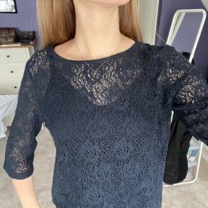 Marinblå spetstopp - Så fin spets topp från Lindex💕tre kvarts ärmar. I super fint skick! 