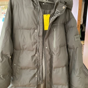 EVERLAST Parkas Jacka (Black) - Hej där, Jag säljer denna jackan eftersom jag inte andvänder den, har bara tagit på mig  jackan en gång, jackan är ny och bra skick!