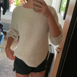 Stickad tröja - Stickad tröja med slits på sidorna. Den har ingen lapp men den är i storleken S-M typ. Kan gå ner i pris💕