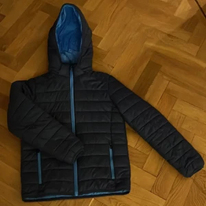 Everest jacka 152 - Säljer denna snygga Everest jacka som passar någon runt 152 cm. Det är inga defekter. Skick 9/10
