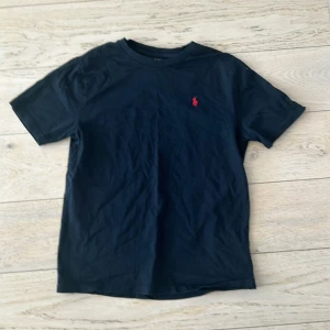 Ralph lauren T-shirt - Svart t-shirt i bra skick. Barnstorlek men ungefär XS-S