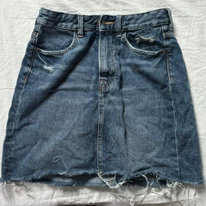 Jeanskjol - En jeanskjol i storlek 34 säljs då den inte kommer i bruk längre. Den är i god skick, perfekt för sommaren.❤️