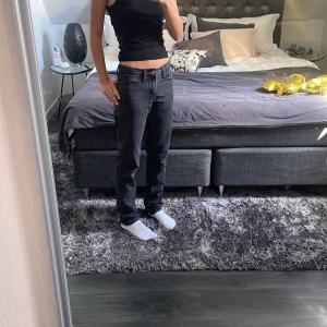 Snygga svarta jeans - Svarta jeans från H&M  Midjemått: 35 cm men är stretchiga Inga defekter, mycket bra skick  Jag är 172 cm lång