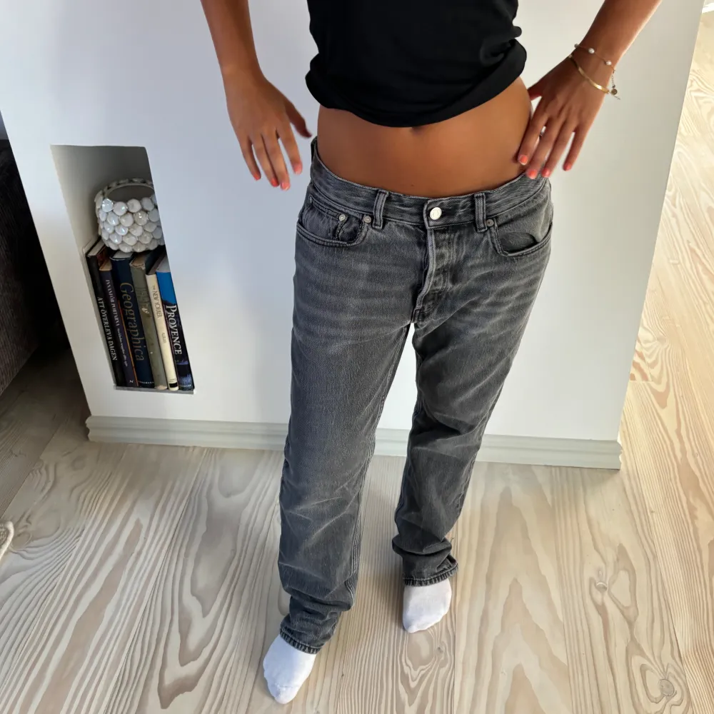 Snygga grå jeans från arket! Jättebra skick! Skulle säga att de passar S-L beroende på hur man vill att de ska sitta! Brukar ha 36 i jeans som referens🖤. Farkut & Housut.