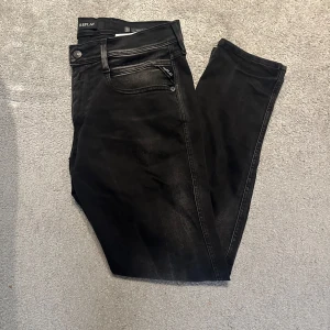 Replay anbass - Säljer nu dessa feta Replay anbass jeansen som är i storlek 33/30. Skulle säga att skicket är 7/10 då dom är använda. Skriv för mer bilder eller info.💯