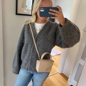 Stickad kofta - Så snygg! Från Gina😊