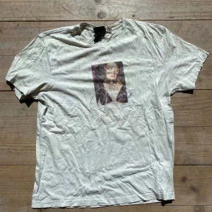 T shirt  - Skön t shirt från hm lite sliten och skrynklig men snygg! Fler frågor skriv i dm!