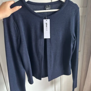 KOFTA FRÅN GINA - Oanvänd kofta från Gina! Supermjuk