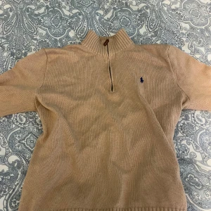 Ralph lauren zip - Fin zip hoodie passform xl-L riktigt skön och bekväm, passar till allt. Använd fåtal gånger, inga fläckar eller liknande. Hör av er för flera frågor👍