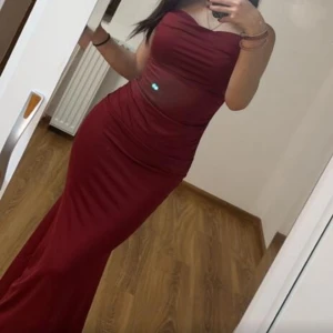 röd klänning  - I storlek (S) säljer för 120kr