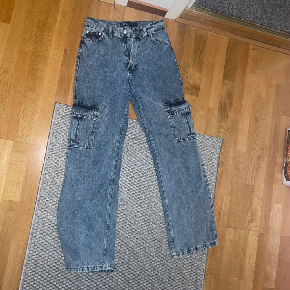 Cargojeans från Bulgarien. Använd men i fint skick! Storlek 38 men liten så passar nog 36 också.. Jeans & Byxor.