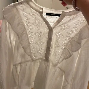 Vit blus - inte använt nått jätte fin o bra matrial 