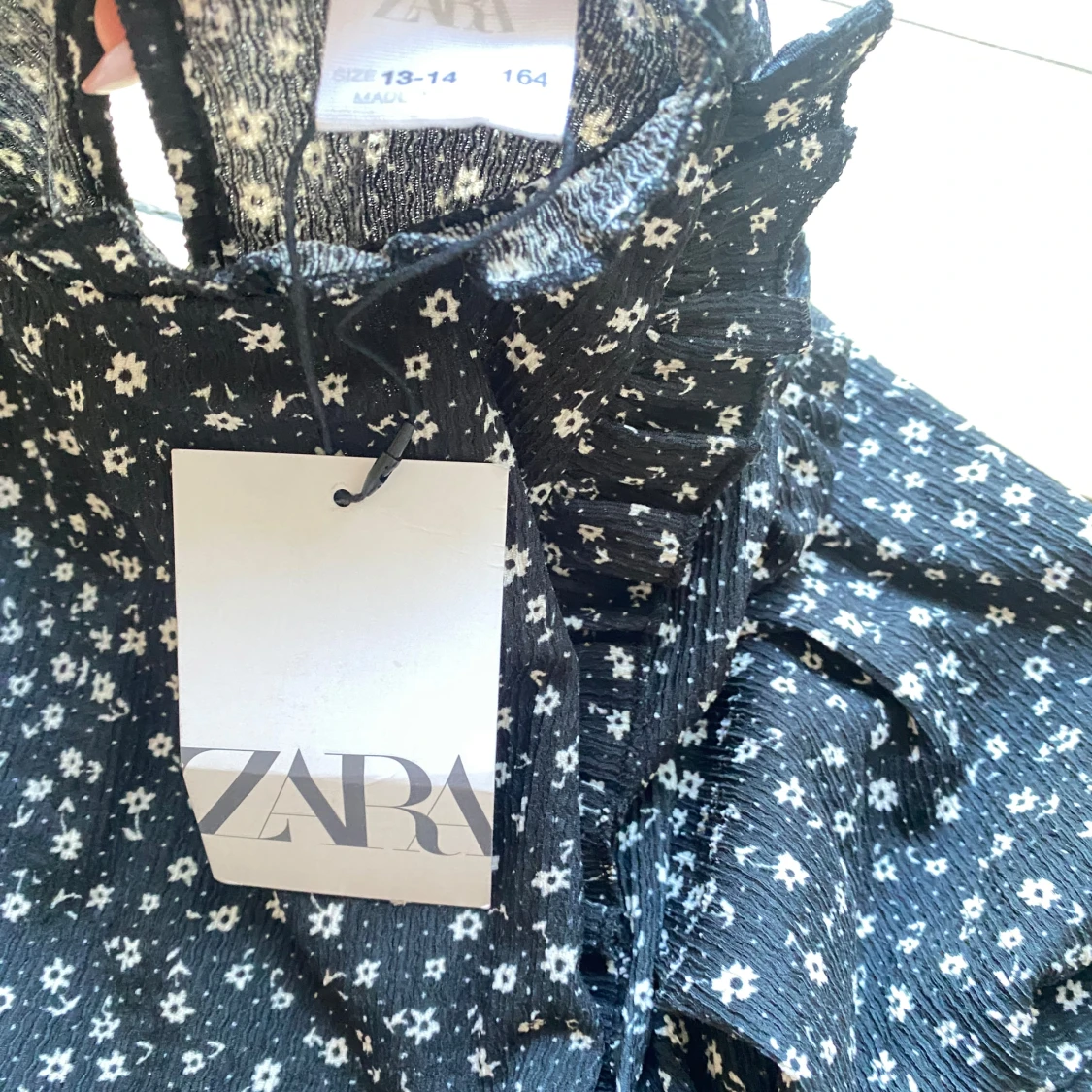 Svart blommig klänning från Zara - 90