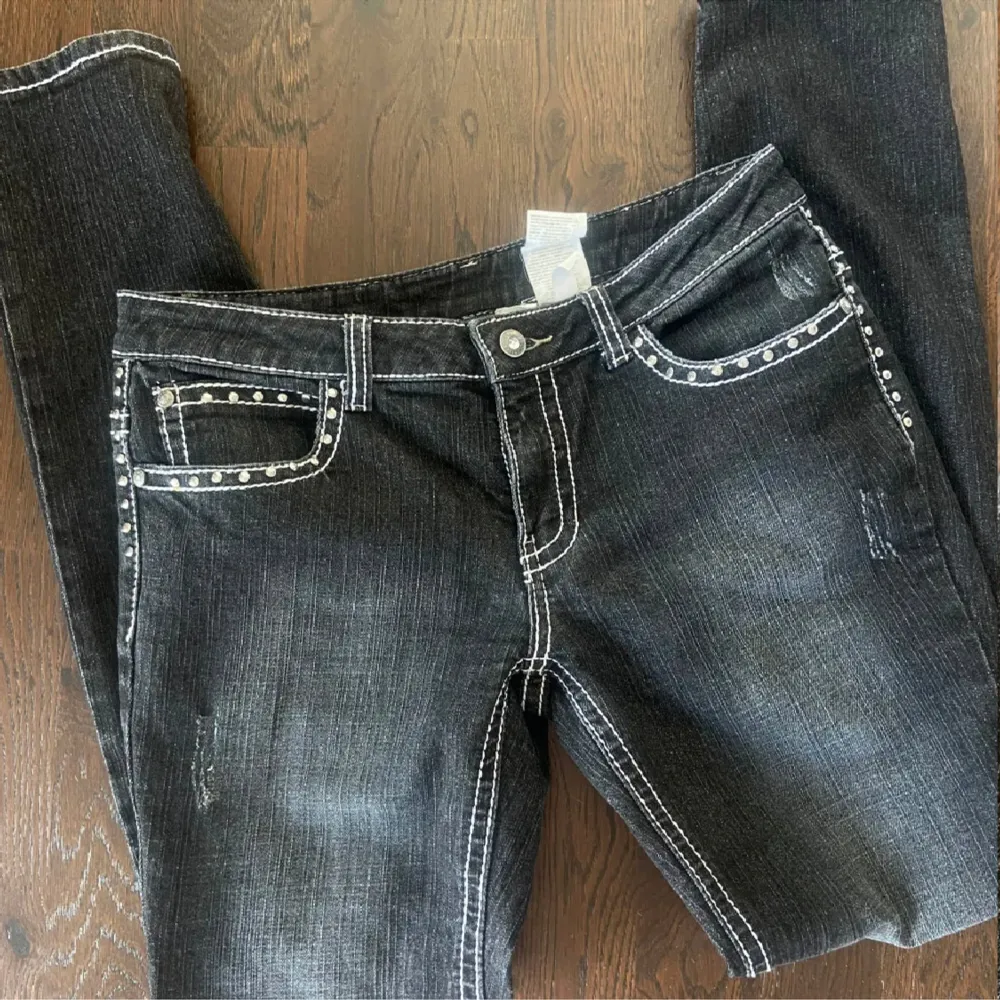 säljer då dom inte satt som jag ville, mellan bootcut och straight skulle jag säga💓 sitter nog bättre om man har 32-36 ,säljer billigt då jag försöker rensa garderoben💓 skriv vid fundering !. Jeans & Byxor.