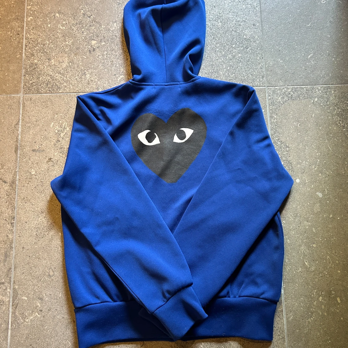 Blå hoodie med hjärtdetalj - 90