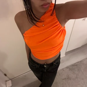 Topp - Härlig orange one shoulder topp. Säljes då den aldrig kommit till användning🥰