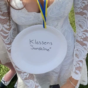 Vit spetsklänning - Säljer denna super snygga spetsklänning från bubbleroom. I  fint skick!💞💞💞Tror inte modellen säljs längre 