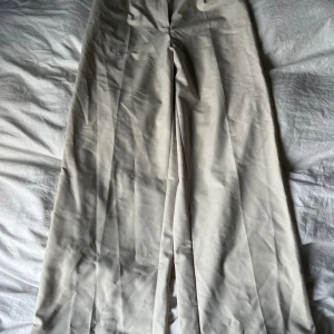 Kostymbyxor  - Byxor från zara  Aldrig använda  Köpta för 379kr En off white färg 