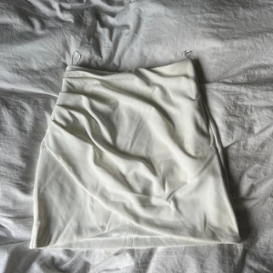 Kjol - Vit kjol från zara  Använd 1 gång  Bra skick
