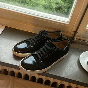 Lanvin - Svarta lanvins i ny skick, 9/10. Storlek uk 7/ eu 41 men passar 42 43. Det ingår original box, shoelaces och dustbags. Kan mötas i centrala stockholm(inga trades och priset är fast)