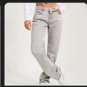 Grå jeansbyxor - Säljer ett par snygga grå jeansbyxor. Från Gina tricot ny pris: 500kr säljer för 150kr priset kan diskuteras 