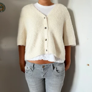 Kortärmad kofta - Såå fin kofta i jättehärligt material❤️❤️ knappt använd!