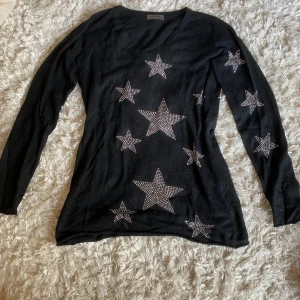 Jättefin tröja med stjärnor!⭐️ - Säljer nu en jättefin tröja med stjärnor på!😍  Ny pris ligger på ca 600kr och använd ca 2 gånger ✨ 