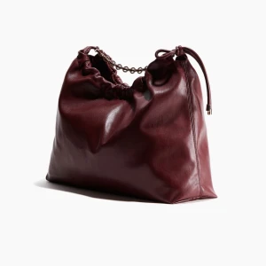 Vinröd hm väska - Jättefin helt slutsåld handväska från hm, stor så rymmer dator tex. Vinröd. Aldrig använd. 