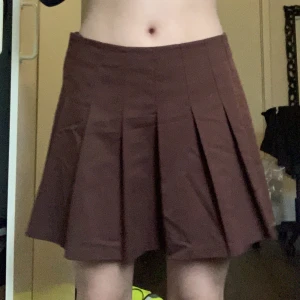 Brun tenniskjol  - Brun tenniskjol från H&M 🤎 Storlek 40 men ganska liten i storlek. Aldrig använd förut.