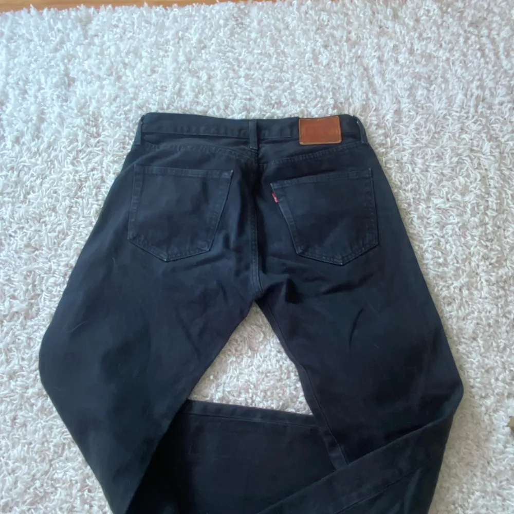 Svarta jeans från Levis i mycket bra skick i storlek 32/32. Jeans & Byxor.